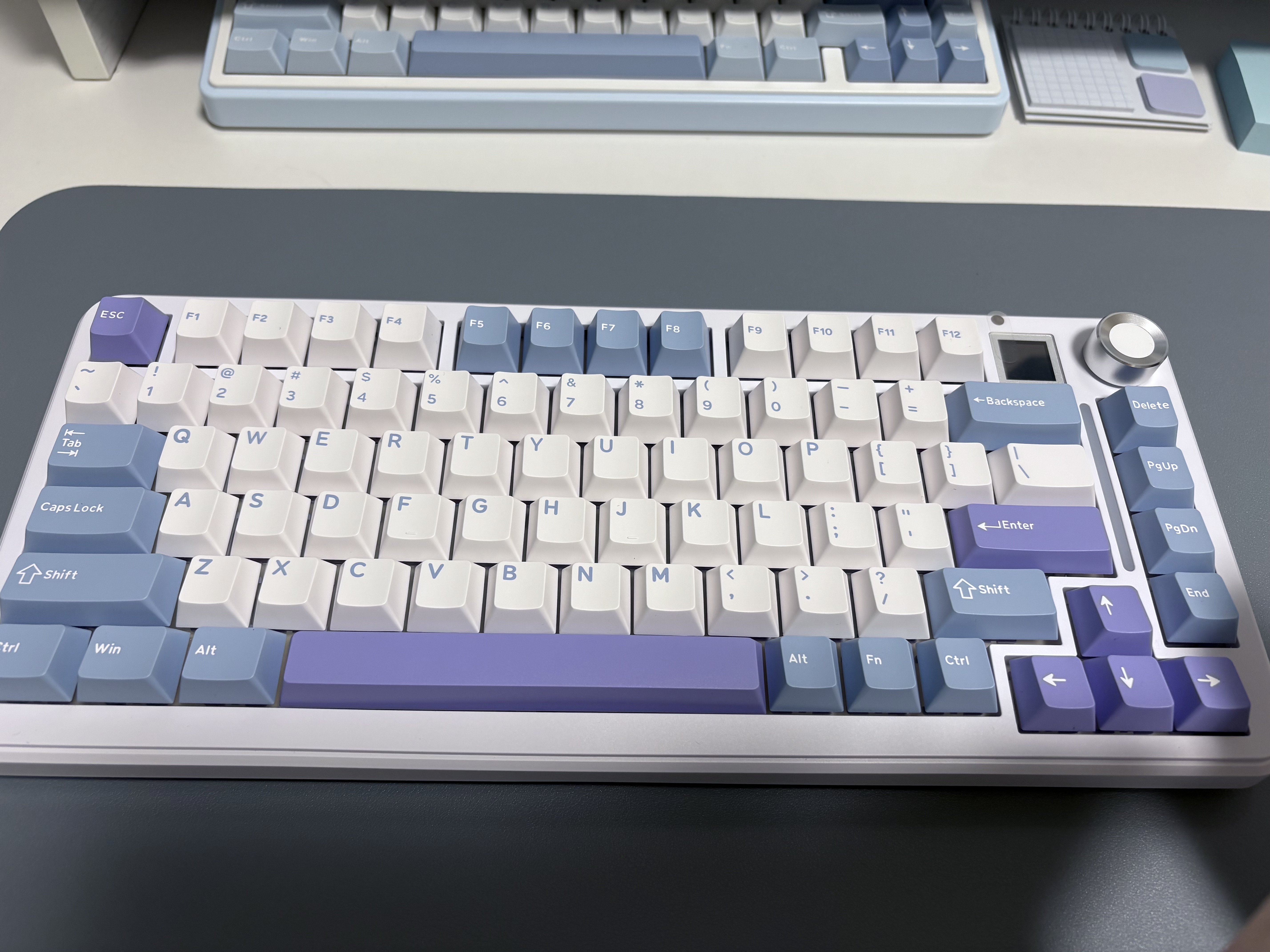 Epomaker Cypher81レビュー｜75％レイアウト＆ミニディスプレイ付きメカニカルキーボードが最高だった話